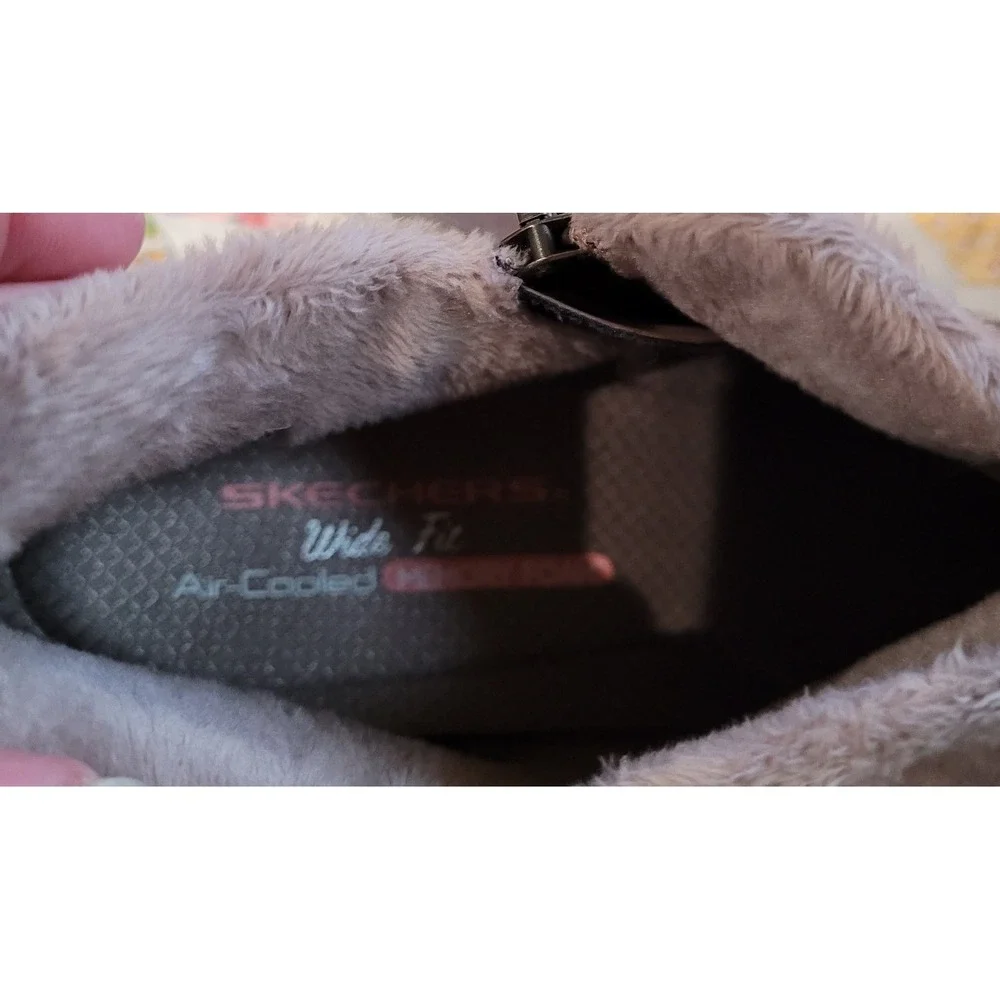 Skechers Wide Width Women SZ 11 Memory Foam Air cooled Tan Suede‎ lined booties